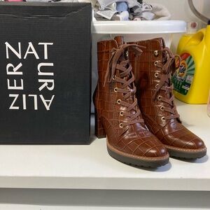 Beautiful ankle boots leather brown Naturalizer lace up hight heel.